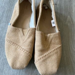 Woman’s toms shoes